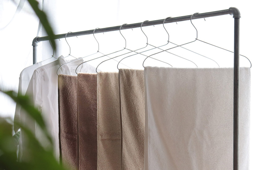 タオルを部屋干しすると臭う理由は？ニオイを防いで乾かす方法を解説